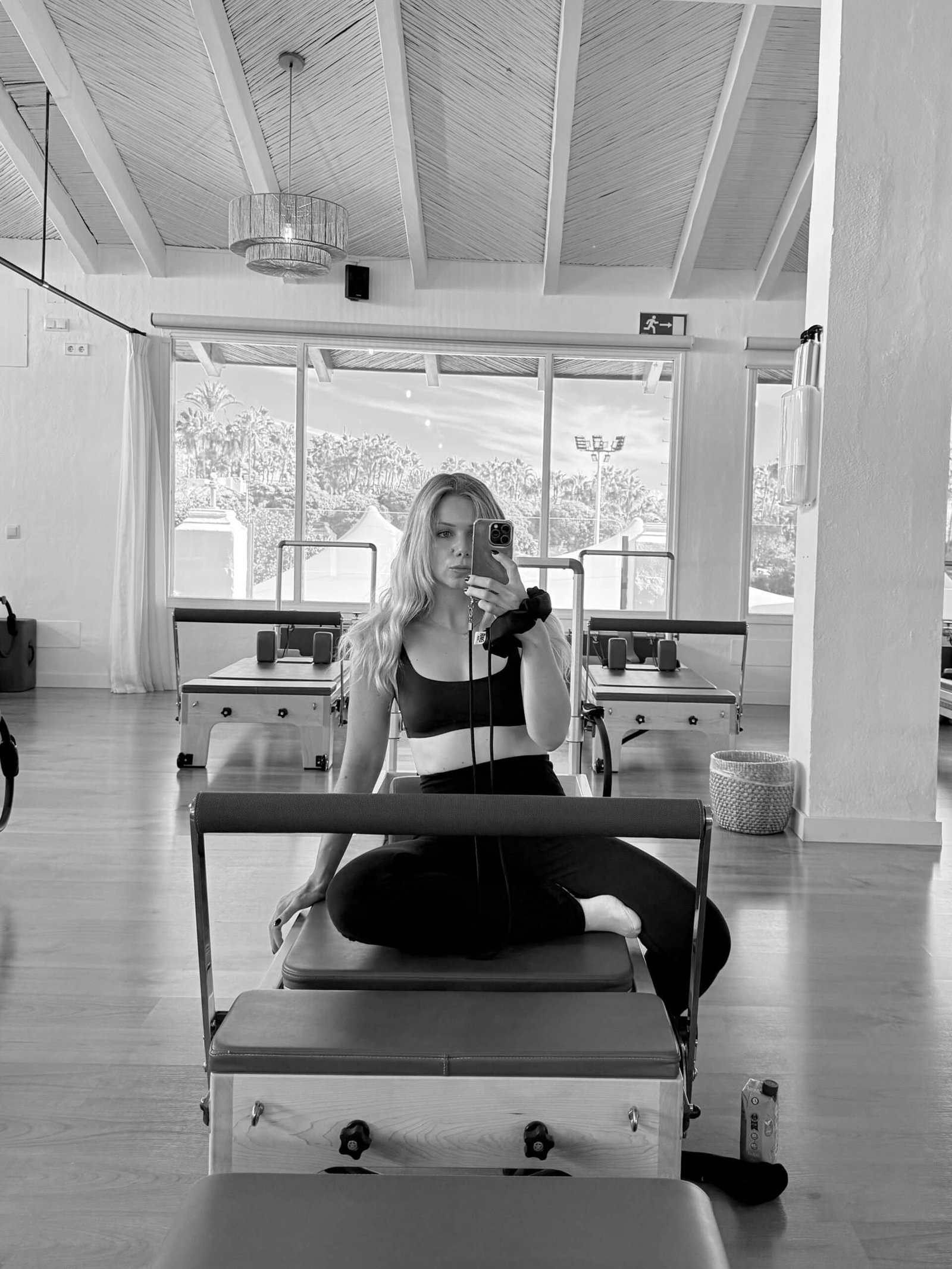 Fondatrice ENKR sur une machine de pilates reformer à Marbella